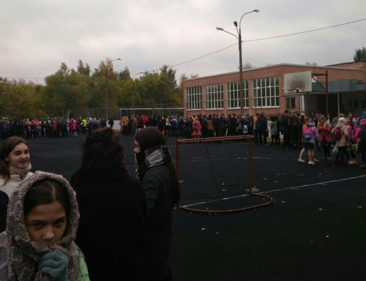 В Нижнем Новгороде снова эвакуируют школы из-за угрозы взрыва